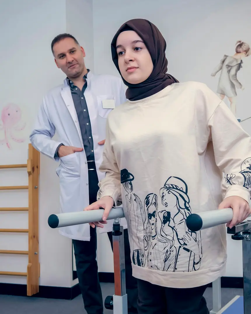 A Cynergy therapist welcoming a patient